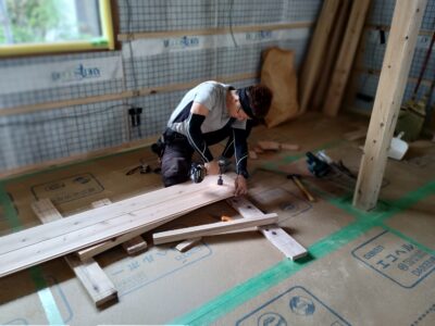 新築 フローリング工事中