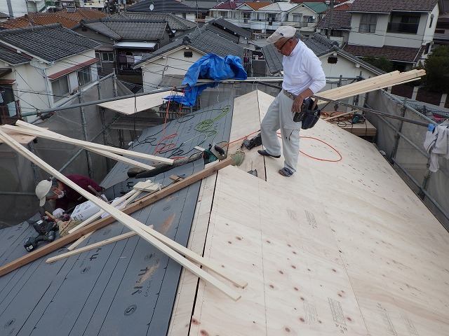 和瓦からガルバリウム鋼板　立平葺き1