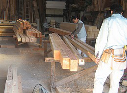 作業場にて材木のキザミ