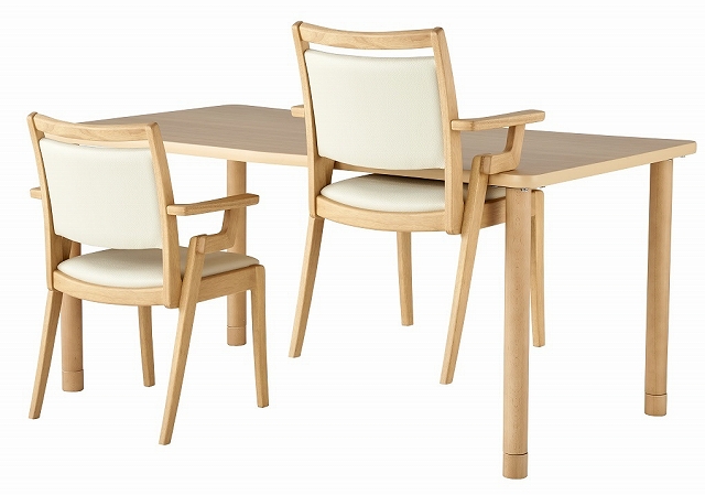 テーブルに掛けられる椅子