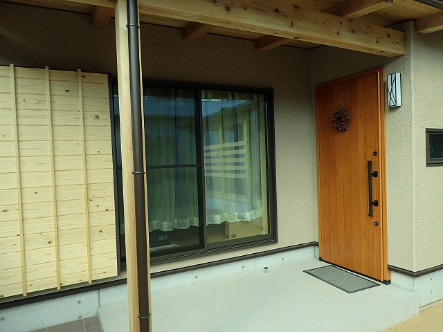 【ブログ】木製の玄関ドア　室内ドア
